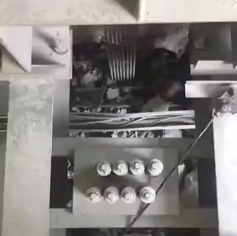 电梯冲顶，现场一片狼藉！