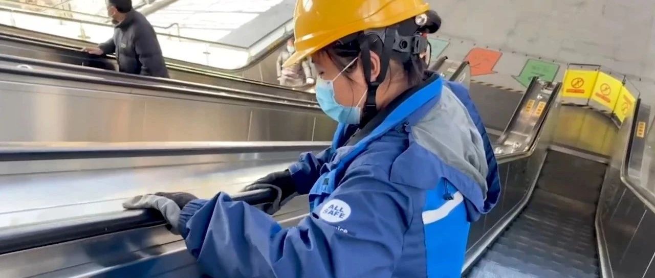 上海地铁18号线里的电梯维保女技师